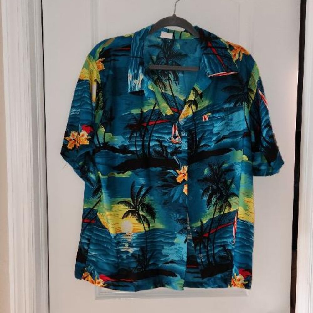 KING KAMEHA women’s short sleeve shirt with surf palms